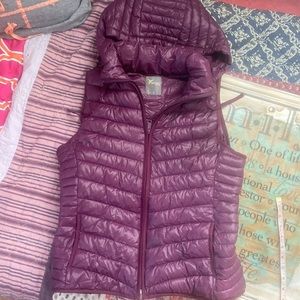 Old Navy active puffer vest never worn